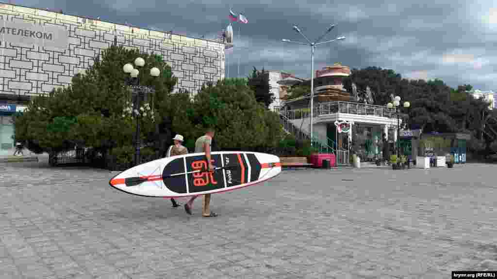 Egy SUP-os az alustai strandon. A gyémánt alakú félsziget, amely egykor az orosz cárok kedvenc nyaralóhelye volt, és történelmi csúcstalálkozóknak adott otthont, ma már elhagyatott turistaparadicsom