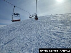 Telescaunul de pe domeniul schiabil străbate transportă turiştii aproximativ 1,2 kilometri, până în vârful Auşel al munţilor Şureanu.