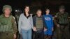 Judith Raanan, în dreapta, și fiica ei de 17 ani, Natalie, sunt escortate de soldați israelieni și de Gal Hirsch, coordonatorul special al premierului Benjamin Netanyahu pentru întoarcerea ostaticilor, vineri, 20 octombrie 2023.