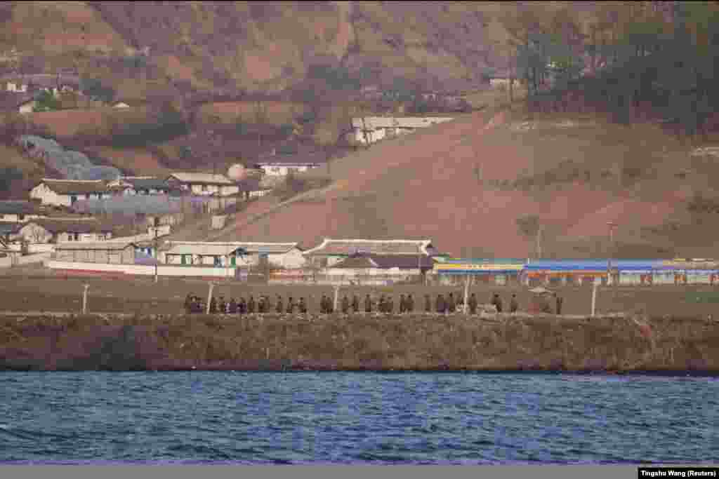 Burrat në një fushë në Sinuiju të Koresë së Veriut shihen nga Dandongu, provinca Liaoning, Kinë më 20 prill 2021. 
