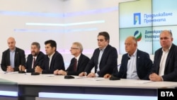 На брифинга присъстваха представители на ПП-ДБ, премиерът Николай Денков, правосъдният министър Атанас Славов, както и представители на "Инициатива Правосъдие за всеки".