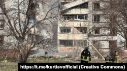 Echipele de salvatori prezenți după ce o clădire de apartamente a fost lovită de rachetele rusești în Zaporojie, Ucraina, pe 22 martie.
