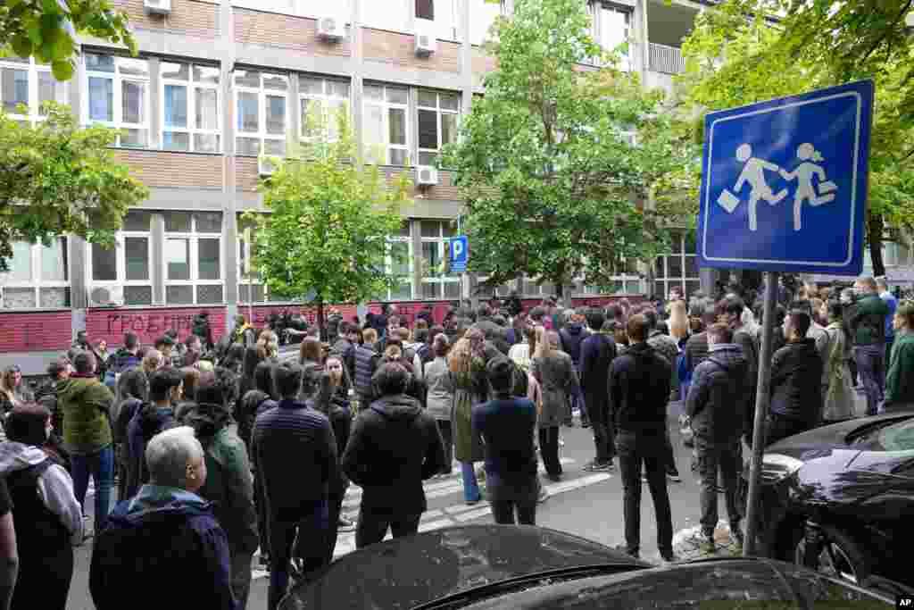 Собир пред местото на нападот - ОУ „Владимир Рибникар“ во центарот на Белград.
