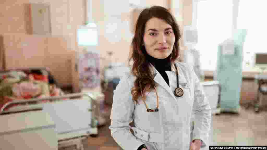 A rakétacsapás megölte dr. Szvitlana Lukjancsuk gyermekvese-specialistát. A harmincéves Lukjancsuk a légiriadó alatt visszament a gyermekkórház pincéjéből egy emeleti kezelőközpontba, ahol öt csecsemő volt dialízisgépre kötve. Az életveszély ellenére velük maradt, hogy biztosítsa az életmentő eljárást