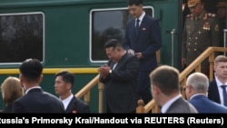 Severnokorejski lider Kim Jong Un izlazi iz voza tokom ceremonije dobrodošlice po dolasku na željezničku stanicu u gradu Artjom izvan Vladivostoka u Primorskom regionu, Rusija, 16. septembra 2023. 