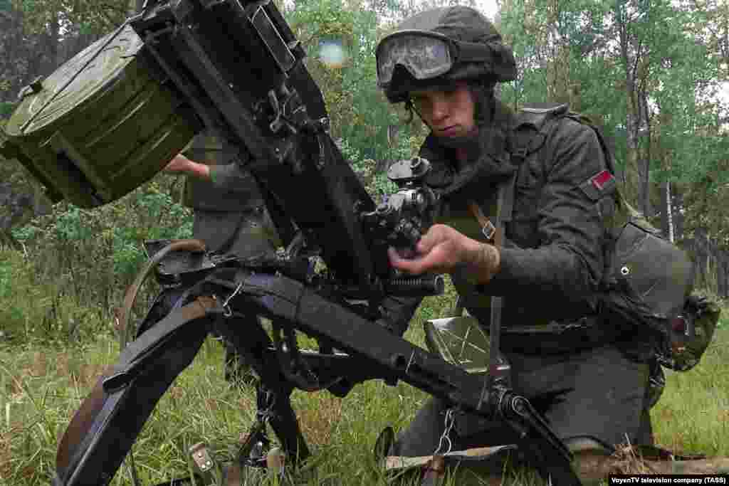 Un soldat belarus operează un lansator automat de grenade. Varșovia a anunțat pe 20 iulie că va muta unități militare la granița de est a Poloniei, în special din cauza prezenței mercenarilor Wagner în Belarus.