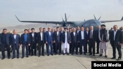 د ازیکستان پلاوی او طالب چارواکي- تصویر د طالبانو د صنعت او سوداګرۍ وزارت له اېکس پاڼې څخه