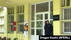 Србија го зголеми присуството на полицијата во училиштата по двете масовни престрелки во кои загинаа 17, а над 20 се ранети за само 48 часа, 8 мај 2023 година.