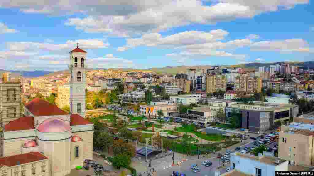 Pamje nga lart e Katedrales "Shën Tereza" dhe Kampusit Universitar në Prishtinë. 