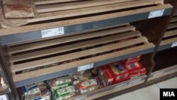 Во дел од маркетите утринава нема бел и полубел леб откако Владата ја замрзна цената на лебот на 33 денари.