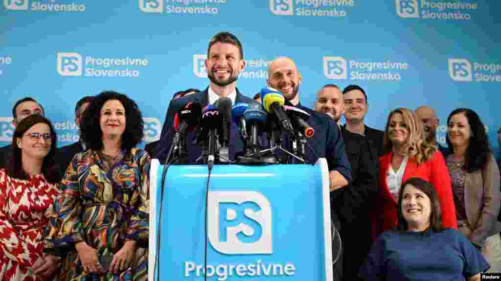 Fico pártja, a Smer a voksok több mint huszonhárom százalékát nyerte el. A második helyen a baloldali-liberális Progresszív Szlovákia (PS) végzett csaknem tizenhét százalékkal. A harmadik helyen, mintegy tizenöt százalékkal a Hlas futott be. A képen Michal Šimečka, a PS vezetője látható a választást követő pozsonyi sajtótájékoztatón