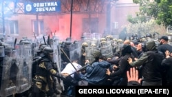Нападот на српските демонстранти врз членовитее на КФОР во Звечан, мај 2023 година.