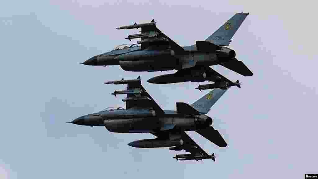 Az F–16 Fighting Falcon egy egy hajtóműves vadászbombázó, amely az Amerikai Egyesült Államokban 1978-ban állt szolgálatba. Jelenleg a Lockheed Martin gyártja