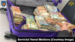 Правоохранители опубликовали фото чемодана, в котором мужчина пытался завезти €500 тыс.