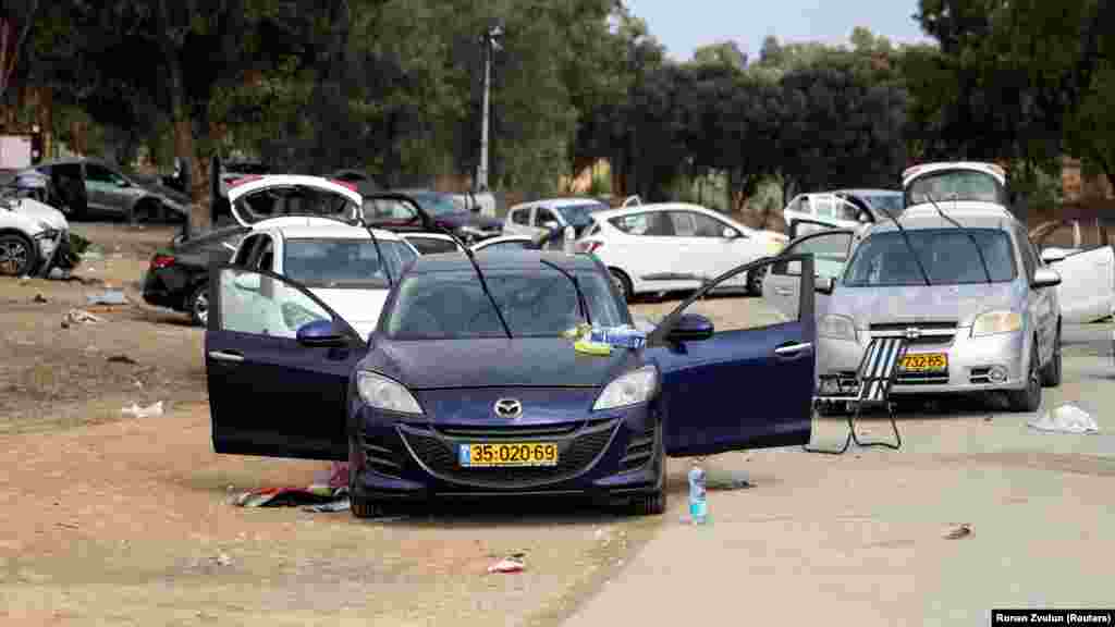 Hátrahagyott autók a határ menti zenei fesztivál parkolójában, ahol a Hamász fegyveresei fiatal fesztiválozókra támadtak. Kfar Aza egyike azon kibucoknak, kis mezőgazdasági enklávéknak, amelyek a Hamász szombati szárazföldi támadásának fő csapásirányát viselték. Számos kibuc és város volt a célpont. Beriben például több mint száz holttestet találtak. Lelőtték vagy túszul ejtették a külterületén, a sivatagban tartott zenei fesztiválon részt vevőket is