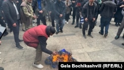 14 მარტს პარლამენტის შენობასთან ევროკავშირის დროშა დაწვეს