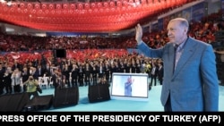 د ترکیې ولسمشر رجب طیب اردوغان له بریا وروسته له خپلو پلویانو مننه کړې چې ټاکنو کې یې برخه اخیستې.