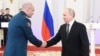 Один із очільників угруповання «ДНР» Артем Жога (л) вітається з російським лідером Володимиром Путіним у Кремлі 8 грудня 2023 року. Через Жогу того дня Путін заявив про намір брати участь у виборах