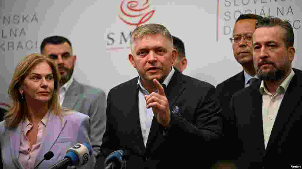 Robert Fico megnyerte a szombati szlovákiai parlamenti választásokat. A politikus 2006–2010, valamint 2012–2018 között volt Szlovákia miniszterelnöke. 2018-ban, Ján Kuciak szlovák tényfeltáró újságíró meggyilkolása után lemondott. Kuciak Fico pártja, a Smer–SD és az olasz maffia kapcsolatát feltáró anyagon dolgozott, amikor élettársával együtt kivégezték