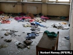Urmele trecutului sunt prezente în aproape toate camerele din clădire.