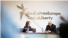 Președinta Maia Sandu, în vizită la sediul central al Europei Libere din Praga, alături de președintele interimar al instituției, Jeffrey Gedmin, 16 octombrie 2023.