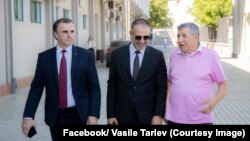 De la stânga la dreapta: Vasile Tarlve, Liviu Bicuți, Nicolae Ciornîi. 13 august, Chișinău.