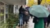 Roditelji dece i drugi građani&nbsp;okupili su se ispred škole&nbsp;&quot;Vladislav Ribnikar&quot; 29. novembra u 8.40, u vreme kada je počela pucnjava 3. maja.