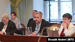 A képen Kiss László (Momentum–DK–MSZP–Párbeszéd–LMP), a III. kerület polgármestere szólal fel a Fővárosi Közgyűlés ülésén a városházán 2024. április 24-én