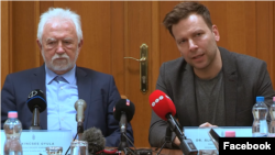 Kincses Gyula elnök és Álmos Péter alelnök a MOK rendkívüli sajtótájékoztatóján Budapesten, 2023. február 27-én