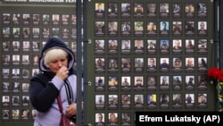 Peste o mie de fotografii cu locuitorii Kievului uciși în război au fost expuse în fața primăriei capitalei ucrainene, 4 octombrie 2023.