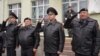 Адкрыцьцё шыльды Ўладзімеру Арцёмаву на школе № 72 у Менску. Справа Дзьмітры Балаба