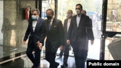 رافائل گروسی (با ماسک سیاه)