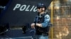 Një pjesëtar i forcave speciale të policisë së Kosovës ruan zyrat komunale në Zveçan, 27 maj 2023.