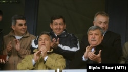 Mészáros Lőrinc öccse, Mészáros János (b) bátyja mellett a székesfehérvári stadion díszpáholyában Orbán Viktor leendő miniszterelnökkel, Csányi Sándorral, az OTP Bank elnök-vezérigazgatóval és Hernádi Zsolttal, a Mol Nyrt. elnök-vezérigazgatójával 2010. május 19-én
