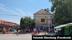 Kárpátaljai menekültek várakoznak az utcán, miután 2024. augusztus 21-én el kellett hagyniuk azt a szállást, ahol eddig laktak