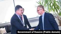 Emisari evropian për dialogun, Mirosllav Lajçak, gjatë një takimi në Prishtinë me kryenegociatorin e Kosovës, Besnik Bislimi. 