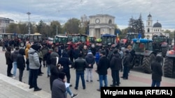 Fermieri, adunați la protest în fața Guvernului, discută despre ce acțiuni urmează să întreprindă, 24 noiembrie.