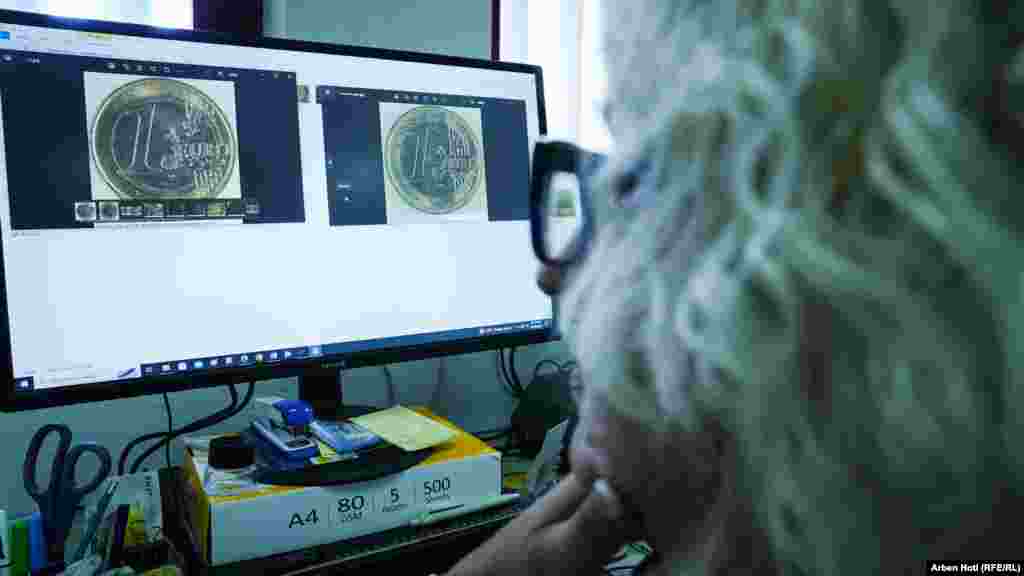 Një euro false dhe tjetra origjinale gjatë ekzaminimit në laboratorin e Agjencisë së Forenzikës. 