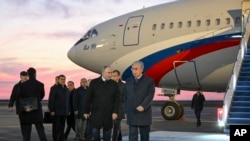 Рускиот претседател Владимир Путин (лево) разговара со неговиот казахстански колега, Касим-Жомарт Токаев, по пристигнувањето во Астана на 9 ноември, 2023.