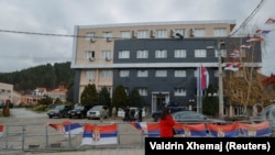 Një grua duke ecur para ndërtesës komunale në komunën e Leposaviqit, në veri të Kosovës, më 8 dhjetor 2023.