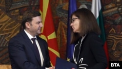 Министерката за надворешни работи на Бугарија, Теодора Генчовска со шефот на македонската дипломатија Бујар Османи по потпишување на протоколот.