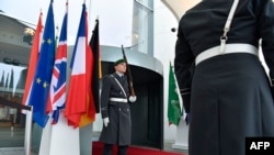 Garda de onoare la intrarea în oficiul cancelarului german de la Berlin, 19 ianuarie 2020