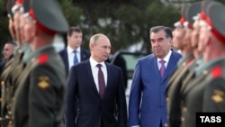 Эмомалӣ Раҳмон ва Владимир Путин ҳангоми боздид аз пойгоҳи 201-Русия дар шаҳри Душанбе. 5.10.2012