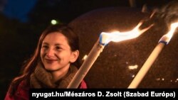 Szecsődi Tímea a novemberi fáklyás tüntetésen. Fotó: Mészáros D. Zsolt, Nyugat.hu