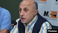 «Հայաստանի փոքրիկ երգիչներ» երգչախմբի հիմնադիր ղեկավար Տիգրան Հեքեքյան