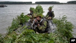 Soldați români, participând la un exercițiu militar NATO, în județul Ialomița, în 2017.
