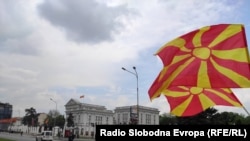 илустрација, македонско знаме пред Влада
