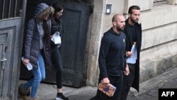 Andrew Tate (majtas) dhe Tristan Tate (djathtas) së bashku me dy gra rumune dalin nga një gjykatë në Bukuresht, Rumani. 10 janar 2023.