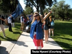 Teuta Hyseni me flamurin e Kosovës dhe atë të Kanadasë duke shënuar Ditën e Flamurit, në Universitetin Luterian të Teksasit.