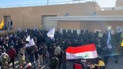 Demonstranti u Bagdadu napali na Ambasadu SAD zbog zračnih udara